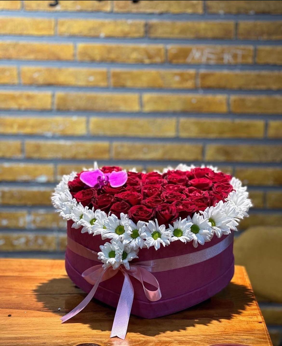 kalpli-kutuda-kirmizi-gul-ve-papatya--cc158