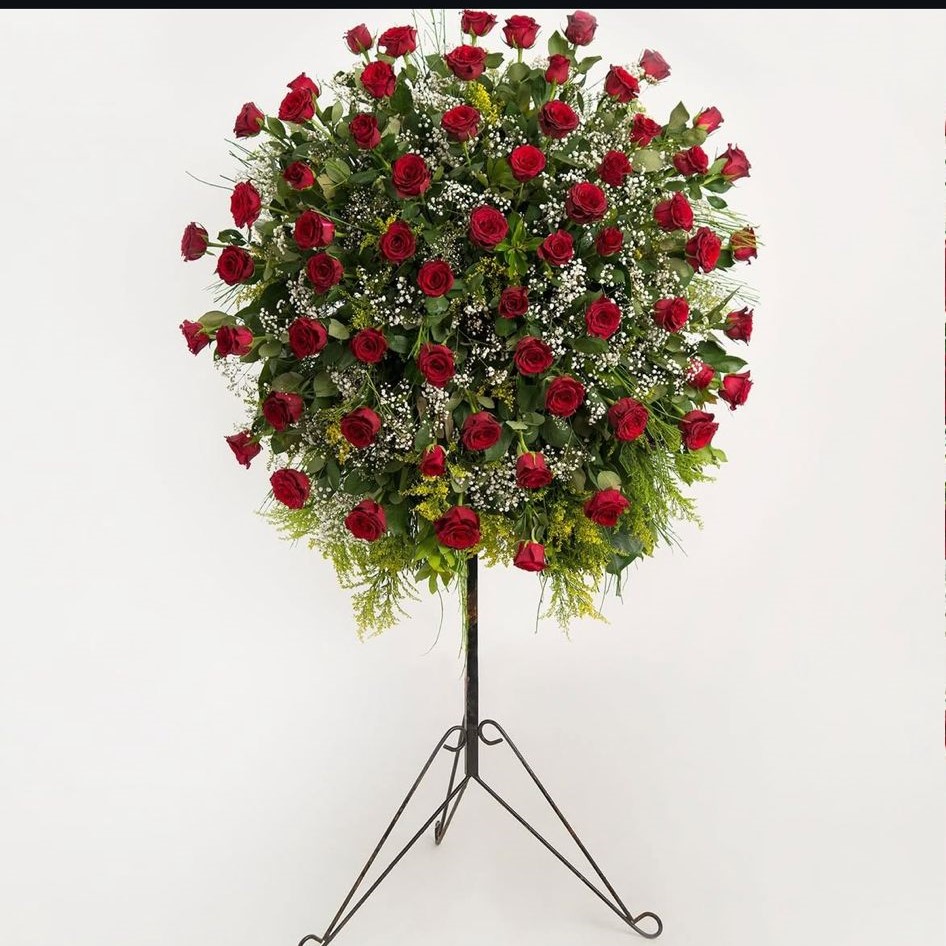 kirmizi-gullerden-hazirlanmis-ferforje-aranjmani--cc131